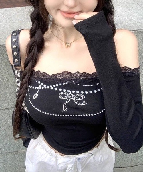 SHEENA(シーナ)の「チャームデザインレースオフショルトップス(Tシャツ/カットソー・レディース・ブラック/ホワイト・M)」の3枚目の写真