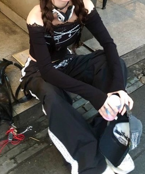 SHEENA(シーナ)の「チャームデザインレースオフショルトップス(Tシャツ/カットソー・レディース・ブラック/ホワイト・M)」の11枚目の写真