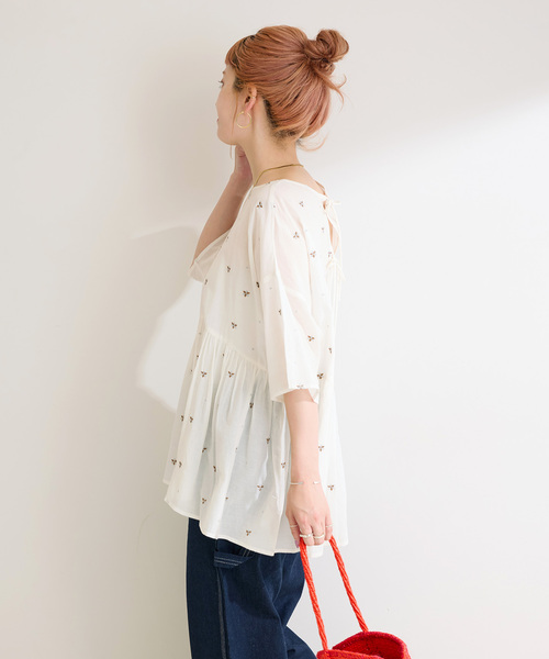 Simplicite（サンプリシテ）の「【WEB限定】手洗い可 / バックリボンフラワー刺繍ブラウス（シャツ/ブラウス・レディース・ホワイト/ブラウン・FREE）」の8枚目の写真