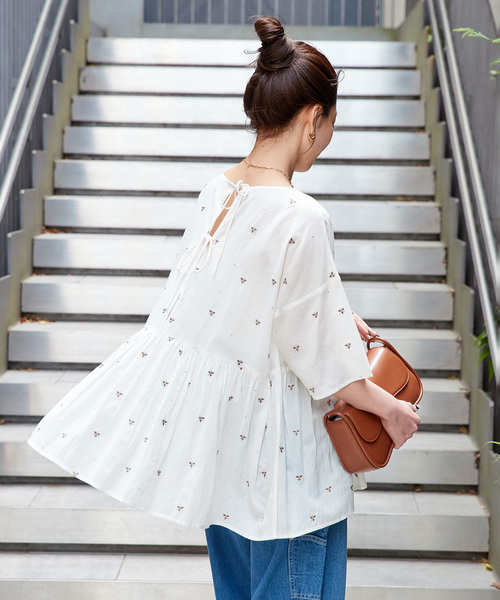 Simplicite（サンプリシテ）の「【WEB限定】手洗い可 / バックリボンフラワー刺繍ブラウス（シャツ/ブラウス・レディース・ホワイト/ブラウン・FREE）」の17枚目の写真