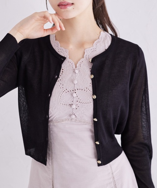 tocco closet(トッコ クローゼット)の「リボンメタル釦シアーカーディガン(カーディガン/ボレロ・レディース・オフホワイト/ブラック/ラベンダー・M)」の1枚目の写真