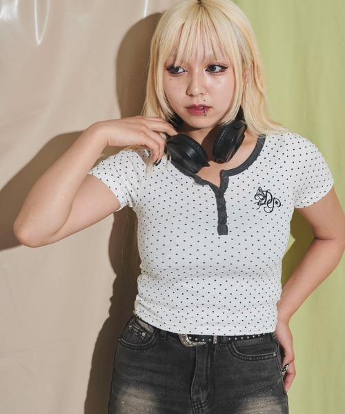 dispark(ディスパーク)の「DISPARK/ヘンリーネックドッド刺繍ロゴT(Tシャツ/カットソー・レディース・ホワイト/ブラック・FREE)」の1枚目の写真