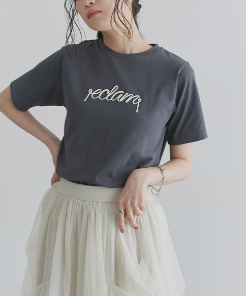ECLAM(クラム)の「コード刺繍ロゴTシャツ(Tシャツ/カットソー・レディース・グレー系その他/ホワイト×ブラック・M)」の2枚目の写真