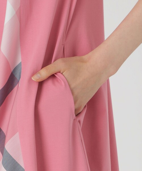 BLUE LABEL CRESTBRIDGE(ブルーレーベルクレストブリッジ)の「ピマコットンプレーティング天竺パーシャルチェックドレス(ワンピース・レディース・ブラック/ダークネイビー/ピンク・36/38)」の11枚目の写真