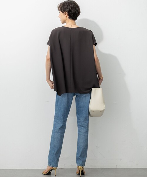 23区（ニジュウサンク）の「【UVカット/接触冷感/吸水速乾】ストレッチジョーゼット イレギュラーヘムプルオーバー（Tシャツ/カットソー・レディース・ダークブラウン系/ブラック系/ネイビー系・38）」の9枚目の写真