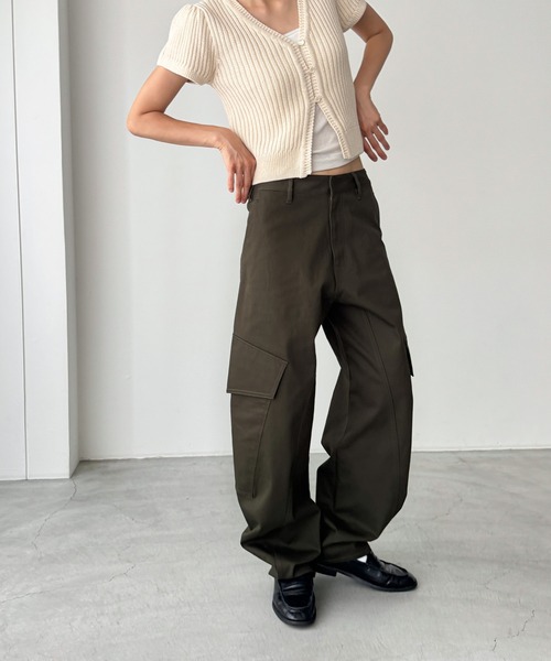 CANAL JEAN（キャナルジーン）の「バレルレッグツイストカーゴパンツ（カーゴパンツ・レディース・ブラック/カーキ・マルチサイズ）」の2枚目の写真