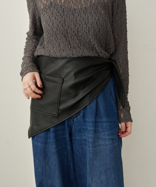 Omekashi（オメカシ）の「フェイクレザートライアングルマルチストール（ストール/ショール・レディース・オフホワイト/ブラック・ONE SIZE）」の11枚目の写真