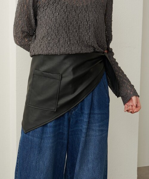 Omekashi（オメカシ）の「フェイクレザートライアングルマルチストール（ストール/ショール・レディース・オフホワイト/ブラック・ONE SIZE）」の10枚目の写真