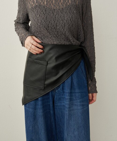 Omekashi（オメカシ）の「フェイクレザートライアングルマルチストール（ストール/ショール・レディース・オフホワイト/ブラック・ONE SIZE）」の9枚目の写真