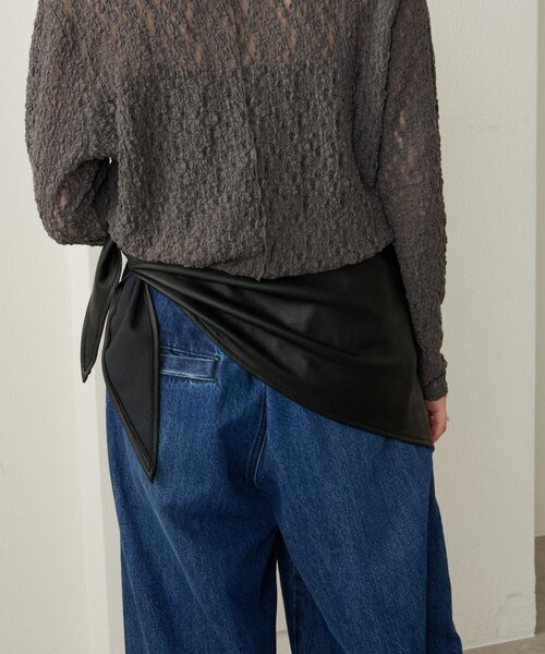 Omekashi（オメカシ）の「フェイクレザートライアングルマルチストール（ストール/ショール・レディース・オフホワイト/ブラック・ONE SIZE）」の8枚目の写真