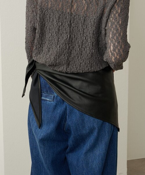Omekashi（オメカシ）の「フェイクレザートライアングルマルチストール（ストール/ショール・レディース・オフホワイト/ブラック・ONE SIZE）」の7枚目の写真