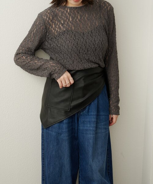 Omekashi（オメカシ）の「フェイクレザートライアングルマルチストール（ストール/ショール・レディース・オフホワイト/ブラック・ONE SIZE）」の5枚目の写真