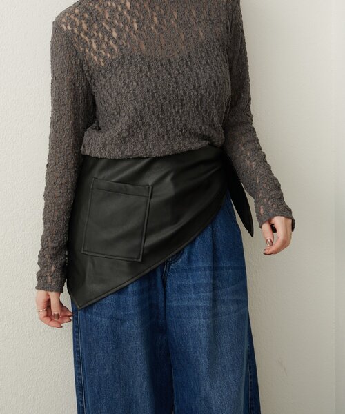 Omekashi（オメカシ）の「フェイクレザートライアングルマルチストール（ストール/ショール・レディース・オフホワイト/ブラック・ONE SIZE）」の4枚目の写真