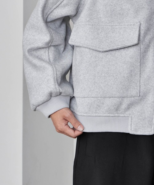 Theater code(シアターコード)の「Basic Flap Pocket Blouson / ベーシック フラップポケット付き スウェット ブルゾン 秋 秋服メンズ 2026年秋冬 冬服(ブルゾン・メンズ・アッシュ/チャコール・M/L)」の5枚目の写真