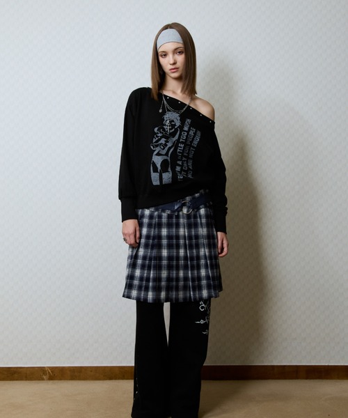 LUVISTRUE(ラヴイズトゥルー)の「GT ONE SHOULDER SWEATSHIRT(スウェット・レディース・グレー/ブラック・FREE)」の4枚目の写真