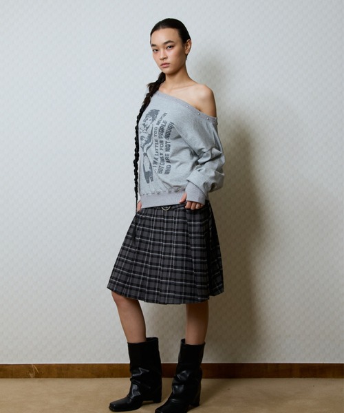 LUVISTRUE(ラヴイズトゥルー)の「GT ONE SHOULDER SWEATSHIRT(スウェット・レディース・グレー/ブラック・FREE)」の7枚目の写真