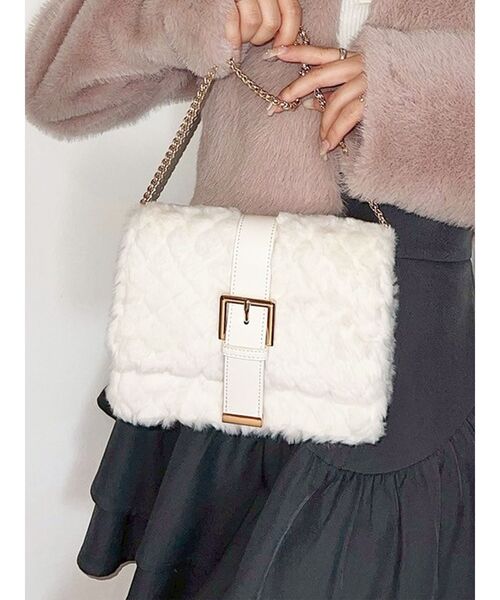 RESEXXY（リゼクシー）の「キルティングファーコンパクトバッグ（ハンドバッグ・レディース・ホワイト/ブラック・FREE）」の2枚目の写真