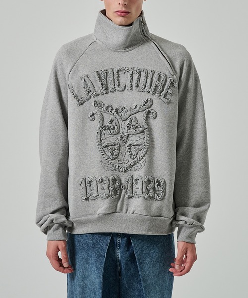 TAAKK(ターク)の「【TAAKK】TAPE EMBROIDERY JERSEY SWEAT SHIRT(スウェット・メンズ・グレー/ブラック・2/3)」の2枚目の写真