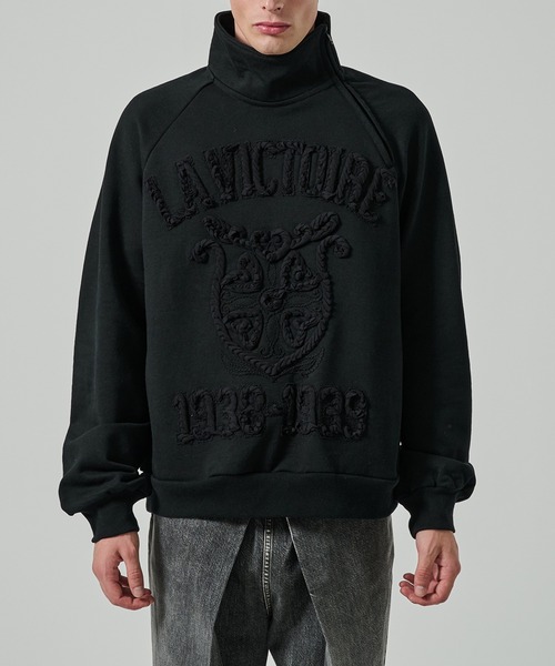 TAAKK(ターク)の「【TAAKK】TAPE EMBROIDERY JERSEY SWEAT SHIRT(スウェット・メンズ・グレー/ブラック・2/3)」の1枚目の写真