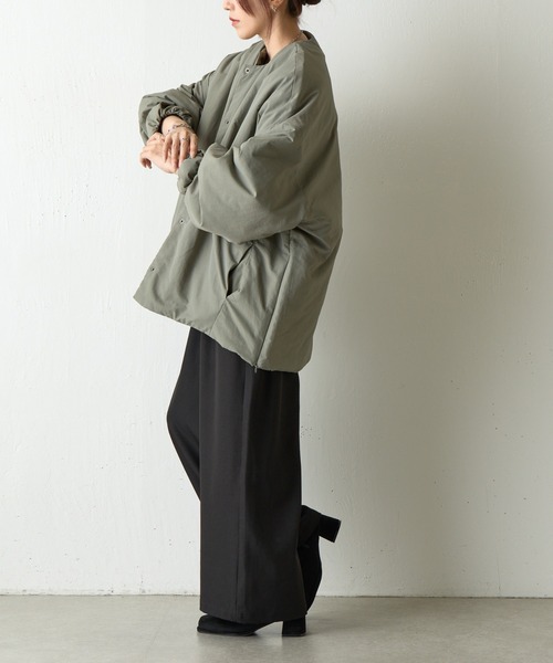 COLONY 2139（コロニートゥーワンスリーナイン）の「サイドジップノーカラー中綿ジャケット（ノーカラージャケット・レディース・カーキ/ブラック・FREE）」の18枚目の写真