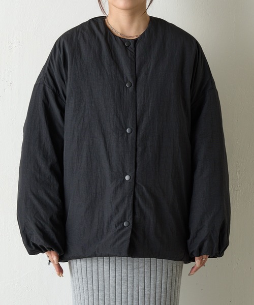 COLONY 2139（コロニートゥーワンスリーナイン）の「サイドジップノーカラー中綿ジャケット（ノーカラージャケット・レディース・カーキ/ブラック・FREE）」の3枚目の写真