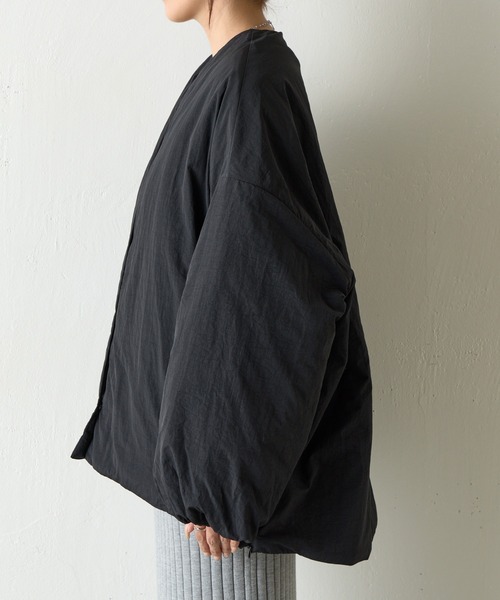 COLONY 2139（コロニートゥーワンスリーナイン）の「サイドジップノーカラー中綿ジャケット（ノーカラージャケット・レディース・カーキ/ブラック・FREE）」の4枚目の写真