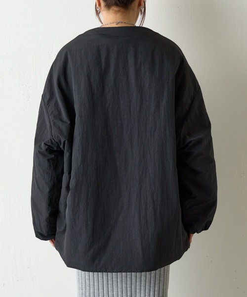 COLONY 2139（コロニートゥーワンスリーナイン）の「サイドジップノーカラー中綿ジャケット（ノーカラージャケット・レディース・カーキ/ブラック・FREE）」の5枚目の写真