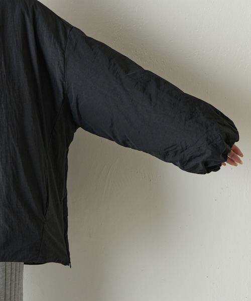 COLONY 2139（コロニートゥーワンスリーナイン）の「サイドジップノーカラー中綿ジャケット（ノーカラージャケット・レディース・カーキ/ブラック・FREE）」の8枚目の写真