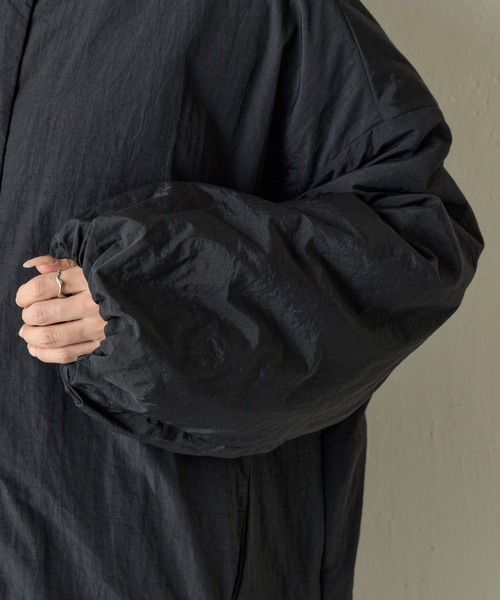 COLONY 2139（コロニートゥーワンスリーナイン）の「サイドジップノーカラー中綿ジャケット（ノーカラージャケット・レディース・カーキ/ブラック・FREE）」の9枚目の写真