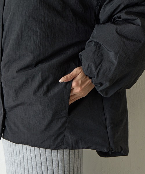 COLONY 2139（コロニートゥーワンスリーナイン）の「サイドジップノーカラー中綿ジャケット（ノーカラージャケット・レディース・カーキ/ブラック・FREE）」の10枚目の写真
