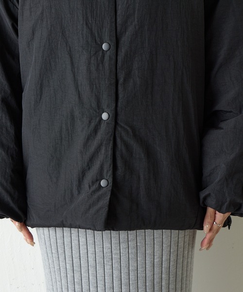 COLONY 2139（コロニートゥーワンスリーナイン）の「サイドジップノーカラー中綿ジャケット（ノーカラージャケット・レディース・カーキ/ブラック・FREE）」の11枚目の写真