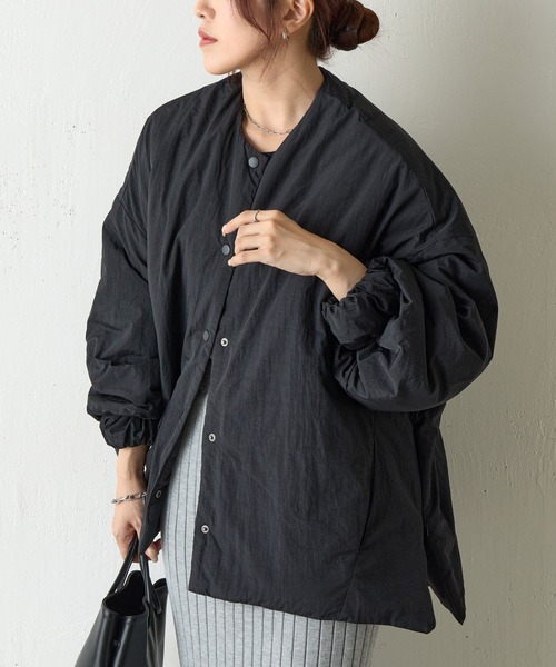 COLONY 2139（コロニートゥーワンスリーナイン）の「サイドジップノーカラー中綿ジャケット（ノーカラージャケット・レディース・カーキ/ブラック・FREE）」の21枚目の写真