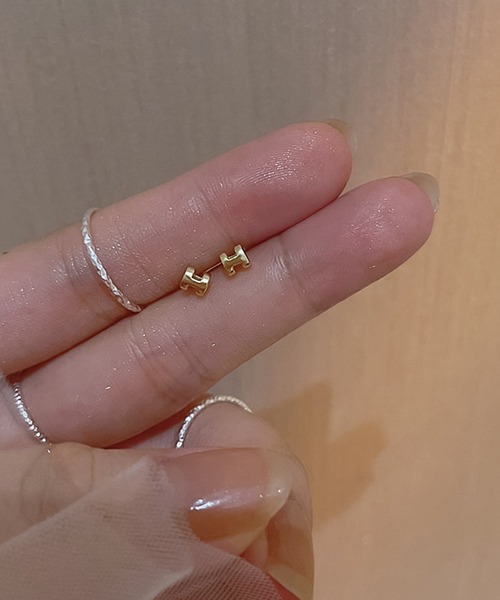 blackdia ocean(ブラックダイヤオーシャン)の「blackdia ocean Hモチーフ ミニピアス silver925(ピアス(両耳用)・レディース・シルバー系その他/ゴールド/シルバー/ゴールド系その他・MEDIUM/SMALL)」の1枚目の写真