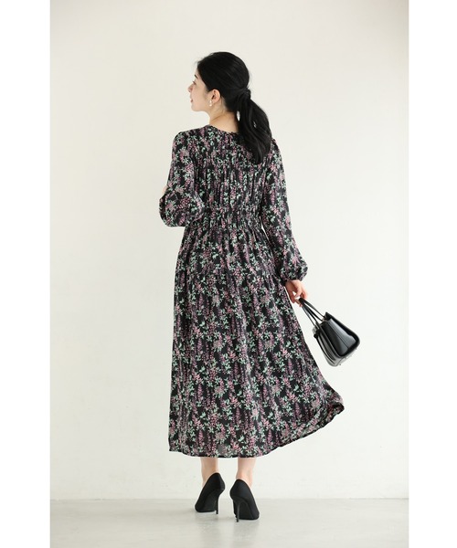 cawaii(カワイイ)の「(黒)枝垂れる花の胸元シャーリングミディアムワンピース(ワンピース・レディース・ブラック・FREE)」の8枚目の写真