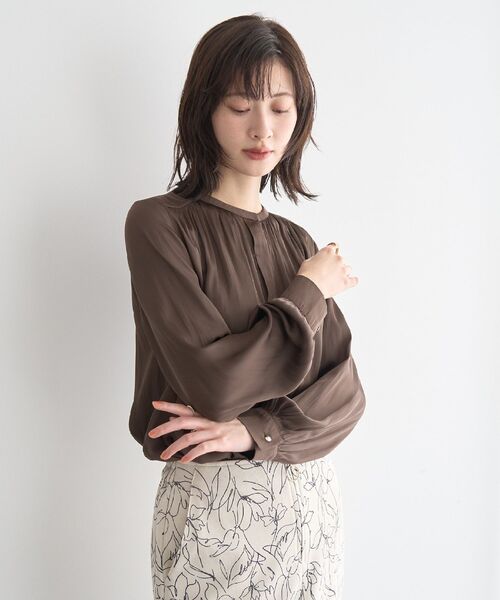 YECCA VECCA（イェッカヴェッカ）の「サテンギャザーブラウス（シャツ/ブラウス・レディース・オフホワイト/ピンク/ブラウン・FREE）」の3枚目の写真