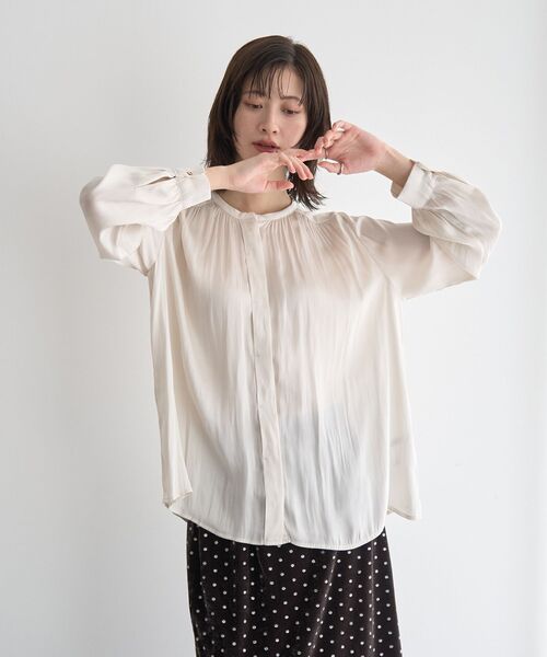 YECCA VECCA（イェッカヴェッカ）の「サテンギャザーブラウス（シャツ/ブラウス・レディース・オフホワイト/ピンク/ブラウン・FREE）」の2枚目の写真