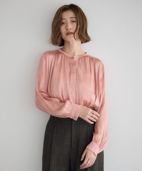 YECCA VECCA（イェッカヴェッカ）の「サテンギャザーブラウス（シャツ/ブラウス・レディース・オフホワイト/ピンク/ブラウン・FREE）」の8枚目の写真
