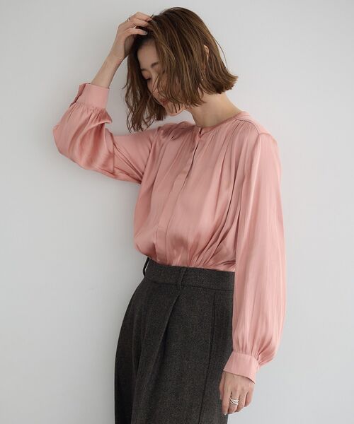 YECCA VECCA（イェッカヴェッカ）の「サテンギャザーブラウス（シャツ/ブラウス・レディース・オフホワイト/ピンク/ブラウン・FREE）」の10枚目の写真
