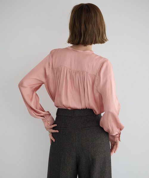 YECCA VECCA（イェッカヴェッカ）の「サテンギャザーブラウス（シャツ/ブラウス・レディース・オフホワイト/ピンク/ブラウン・FREE）」の11枚目の写真