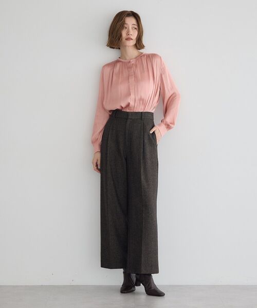 YECCA VECCA（イェッカヴェッカ）の「サテンギャザーブラウス（シャツ/ブラウス・レディース・オフホワイト/ピンク/ブラウン・FREE）」の13枚目の写真