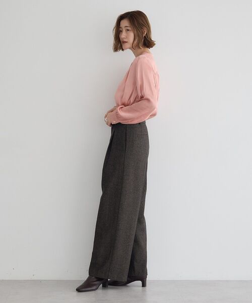 YECCA VECCA（イェッカヴェッカ）の「サテンギャザーブラウス（シャツ/ブラウス・レディース・オフホワイト/ピンク/ブラウン・FREE）」の14枚目の写真