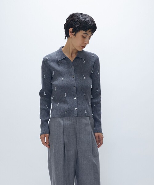 1er Arrondissement(プルミエアロンディスモン)の「フラワービジューニットシャツ(ニット/セーター・レディース・グレー系その他7・FREE)」の1枚目の写真
