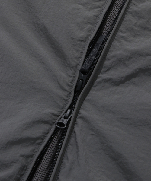 COVERNAT(カバーナット)の「コンフィナイロン トラックジャケット チャコール(ナイロンジャケット・レディース・その他・LARGE/MEDIUM/SMALL/X-LARGE/X-SMALL/XX-LARGE)」の9枚目の写真