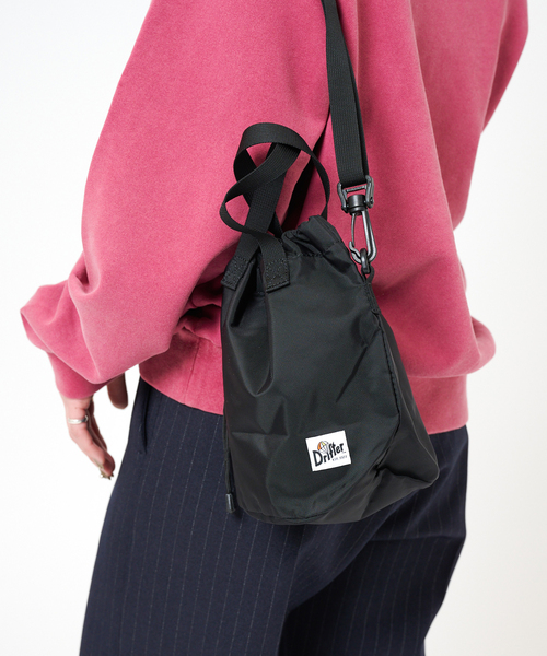 Drifter（ドリフター）の「Drifter / ドリフター DRAWSTRING POUCH / ドローストリングポーチ（ショルダーバッグ・レディース・ブルー/チャコールグレー/ブラック系その他/ブラック・FREE）」の2枚目の写真