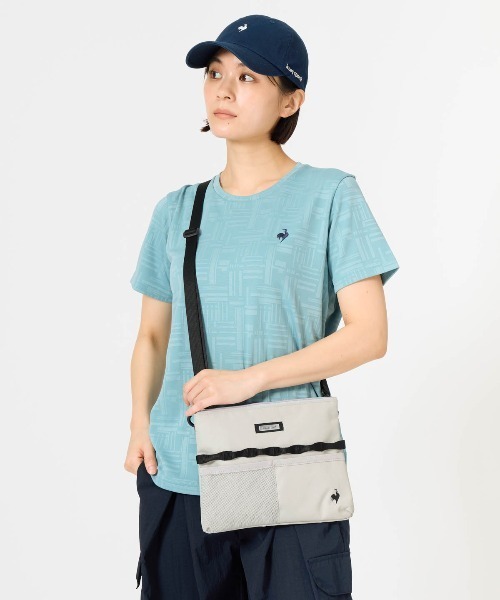 le coq sportif（ルコックスポルティフ）の「サコッシュ（ボディバッグ/ウエストポーチ・メンズ・ピンク/グレー/カーキ/ブラック・F）」の2枚目の写真