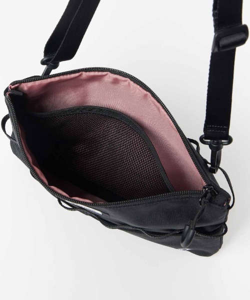 le coq sportif（ルコックスポルティフ）の「サコッシュ（ボディバッグ/ウエストポーチ・メンズ・ピンク/グレー/カーキ/ブラック・F）」の6枚目の写真