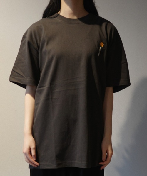 TOGA TOO(トーガトゥ)の「TOGA TOO Embroidery T-shirt(Tシャツ/カットソー・レディース・ネイビー/ダークグレー/グレー・MEDIUM/SMALL/LARGE)」の2枚目の写真