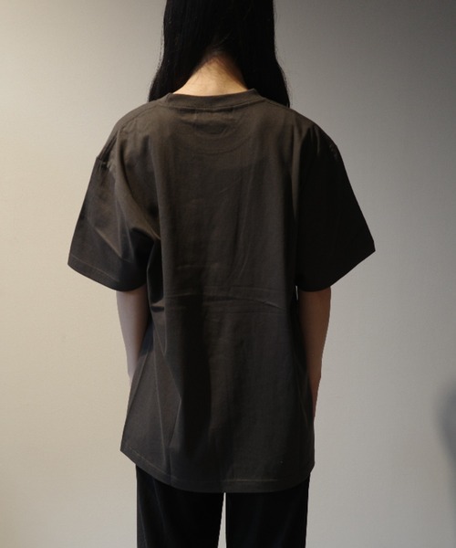 TOGA TOO(トーガトゥ)の「TOGA TOO Embroidery T-shirt(Tシャツ/カットソー・レディース・ネイビー/ダークグレー/グレー・MEDIUM/SMALL/LARGE)」の5枚目の写真