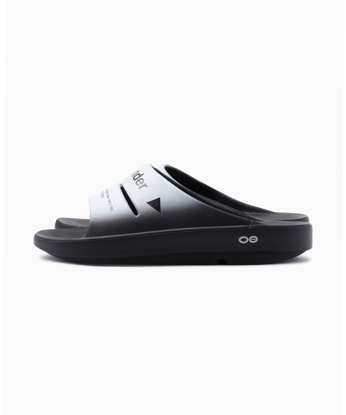 and wander（アンドワンダー）の「and wander/アンドワンダー×OOFOS/ウーフォス OOahh recovery sandal グラフィックデザイン スライドサンダル 2026年 夏 夏服（サンダル・メンズ・ブラック・26/27/28）」の13枚目の写真