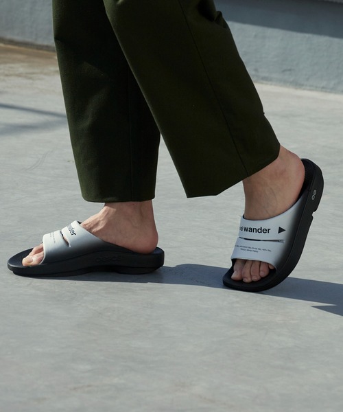 and wander（アンドワンダー）の「and wander/アンドワンダー×OOFOS/ウーフォス OOahh recovery sandal グラフィックデザイン スライドサンダル 2026年 夏 夏服（サンダル・メンズ・ブラック・26/27/28）」の4枚目の写真